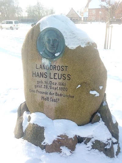 Grabstein und Gedenkstein für Hans Leuss auf der Burg Stargard