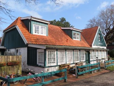 Denkmalgeschütztes Haus, Noorderloog 23, mit Anbauten, Spiekeroog