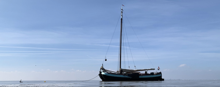 Foto einer Tjalk, Schiff